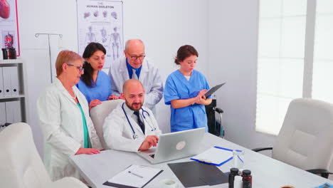Konzentriertes-Medizinisches-Team,-Das-Gemeinsam-Im-Krankenhausbüro-Einen-Laptop-Verwendet
