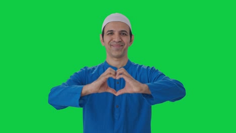 Hombre-Musulmán-Feliz-Sonriendo-Y-Mostrando-El-Signo-Del-Corazón-Pantalla-Verde