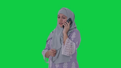 Muslimische-Frau,-Die-Auf-Dem-Grünen-Bildschirm-Des-Telefons-Spricht