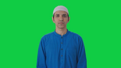 Hombre-Musulmán-Serio-Mirando-A-La-Cámara-Pantalla-Verde