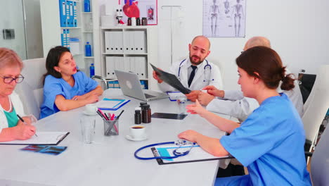 Das-Medizinische-Team-Sitzt-Zusammen-Und-Bespricht-Die-Diagnose-Des-Patienten