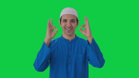 Hombre-Musulmán-Feliz-Mostrando-La-Pantalla-Verde-Del-Signo-OK