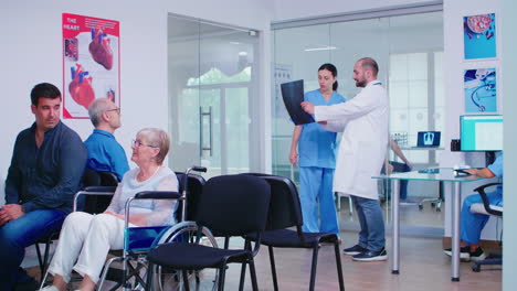 Arzt-Erklärt-Krankenschwester-Im-Wartebereich-Die-Diagnose