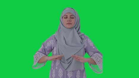 Glückliche-Muslimische-Frau,-Die-Yoga-Auf-Grünem-Bildschirm-Macht