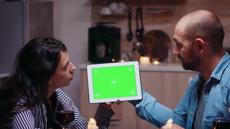 Couple-with-green-screen-tablet