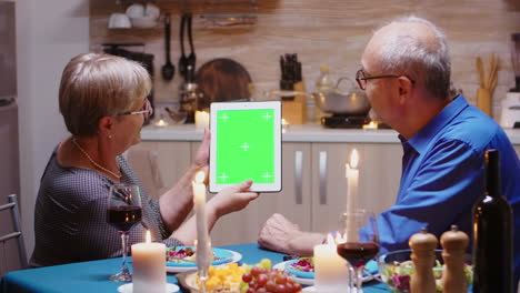 Green-screen-tablet-at-dinner