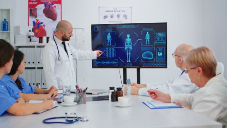 Facharzt-Präsentiert-Die-Innere-Struktur-Des-Menschen-Und-Zeigt-Auf-Einen-Digitalen-Monitor