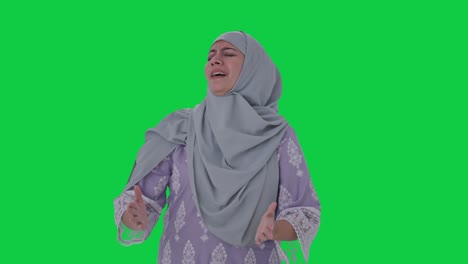 Mujer-Musulmana-Enojada-Gritando-A-La-Cámara-Pantalla-Verde