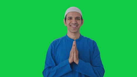 Glücklicher-Muslimischer-Mann,-Der-Namaste-Green-Screen-Macht