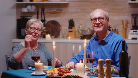 Älteres-Ehepaar-Führt-Einen-Videoanruf