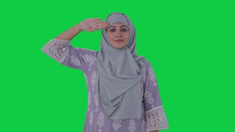 Orgullosa-Mujer-Musulmana-Saludando-En-La-Pantalla-Verde-Del-Día-De-La-Independencia