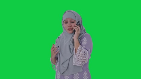 Mujer-Musulmana-Enojada-Gritando-En-La-Pantalla-Verde-Del-Teléfono