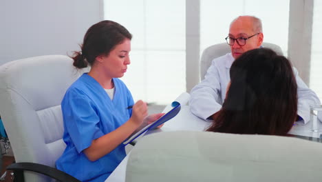 Medizinischer-Assistent-Informiert-Das-Ärztepersonal-über-Die-Diagnose-Des-Patienten
