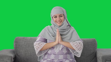 Feliz-Saludo-De-Mujer-Musulmana-Con-Pantalla-Verde-Namaste