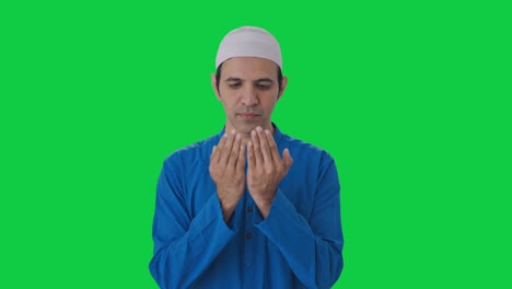 Hombre-Musulmán-Religioso-Leyendo-Namaz-Pantalla-Verde