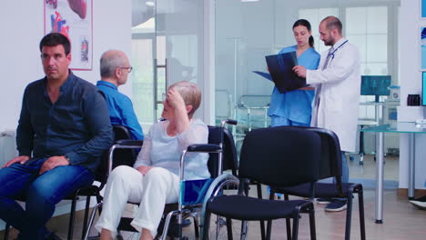 Enfermera-Mirando-Radiografía-Mientras-Habla-Con-El-Médico