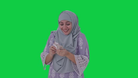 Glückliche-Muslimische-Frau,-Die-Geld-Zählt,-Grüner-Bildschirm