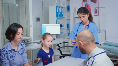 Arzt-Und-Krankenschwester-Im-Gespräch-Mit-Einem-Kleinen-Patienten