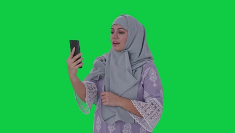 Mujer-Musulmana-Hablando-En-Videollamada-Pantalla-Verde