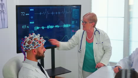 Científico-Haciendo-Análisis-Cerebral-Usando-Auriculares-Con-Sensores-En-El-Médico.
