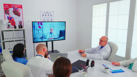 Medizinisches-Personal-Führt-Videokonferenz-Des-Krankenhausteams-Mit-Einem-Facharzt-Durch