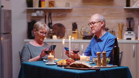Using-phones-during-romantic-dinner