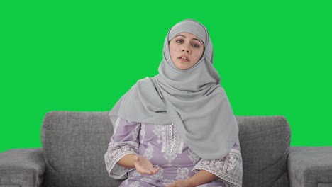 Mujer-Musulmana-Molesta-Golpeándose-La-Cabeza-Con-Pantalla-Verde