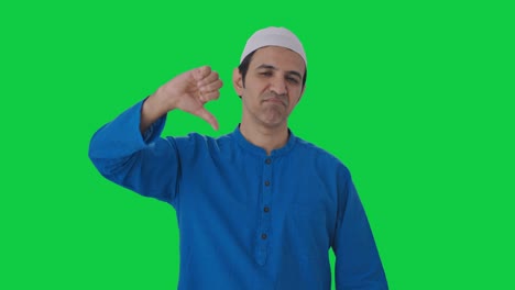 Un-Musulmán-Decepcionado-Mostrando-Los-Pulgares-Hacia-Abajo-En-La-Pantalla-Verde