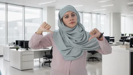 Enttäuschte-Muslimische-Geschäftsfrau-Zeigt-Daumen-Nach-Unten