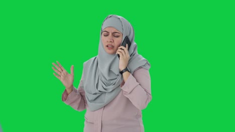 Wütende-Muslimische-Geschäftsfrau-Schreit-Auf-Dem-Grünen-Bildschirm-Des-Telefons