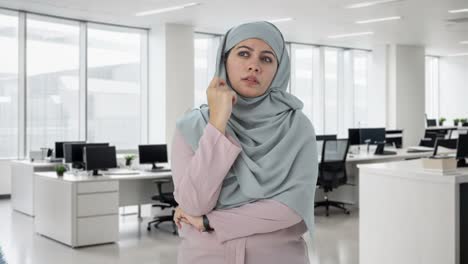Verwirrte-Muslimische-Geschäftsfrau,-Die-Etwas-Denkt