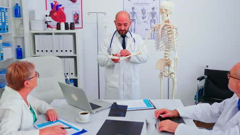 Médico-Experto-Analizando-Radiografías-Utilizando-Esqueleto-Humano.
