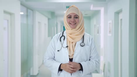 Glücklicher-Muslimischer-Arzt,-Der-In-Die-Kamera-Lächelt