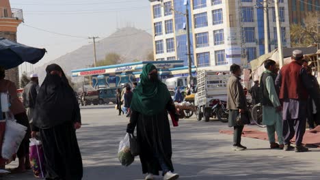 Frauen-Schlendern-Durch-Die-Straßen-Von-Kabul