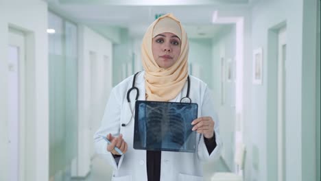 Gestresster-Muslimischer-Arzt-überprüft-Den-Röntgenbericht-Des-Patienten