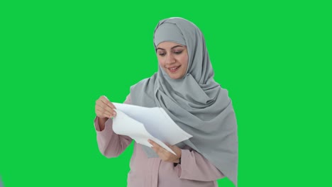 Glückliche-Muslimische-Geschäftsfrau-Liest-Berichte-Auf-Grünem-Bildschirm