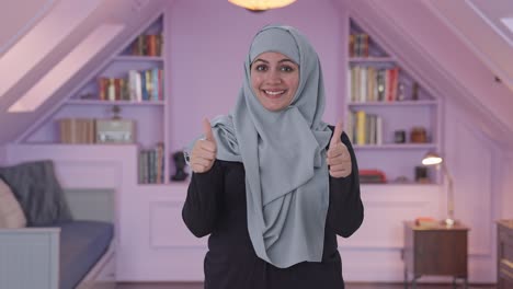 Mujer-Musulmana-Feliz-Mostrando-Los-Pulgares-Hacia-Arriba