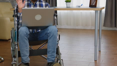 Behinderter-Unternehmer-Im-Rollstuhl