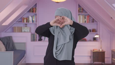 Mujer-Musulmana-Feliz-Mostrando-Signo-De-Corazón