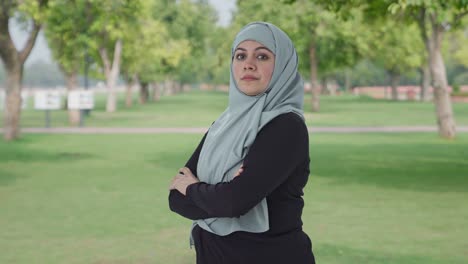 Retrato-De-Una-Mujer-Musulmana-Segura-De-Pie-Con-Las-Manos-Cruzadas-En-El-Parque