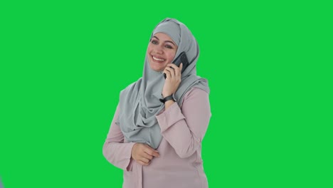 Glückliche-Muslimische-Geschäftsfrau,-Die-Auf-Dem-Grünen-Bildschirm-Des-Telefons-Spricht