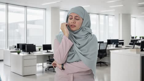 Gestresste-Und-Angespannte-Muslimische-Geschäftsfrau