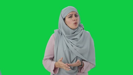 Wütende-Muslimische-Geschäftsfrau-Schreit-Auf-Einem-Grünen-Bildschirm