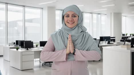 Glückliche-Muslimische-Geschäftsfrau,-Die-Namaste-Macht