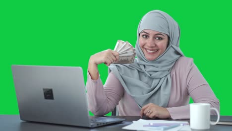 Feliz-Empresaria-Musulmana-Usando-Dinero-Como-Pantalla-Verde-Del-Ventilador