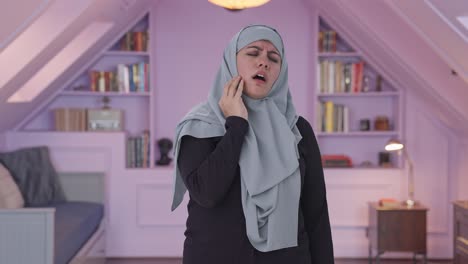 Mujer-Musulmana-Enferma-Que-Sufre-De-Dolor-De-Muelas