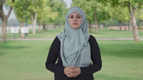 Mujer-Musulmana-Seria-Mirando-La-Cámara-En-El-Parque