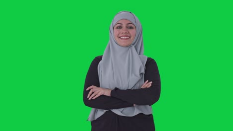 Glückliche-Muslimische-Frau,-Die-Mit-Gekreuzten-Händen-Auf-Grünem-Bildschirm-Steht