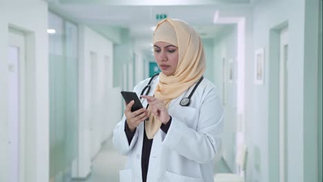 Médico-Musulmán-Usando-Un-Teléfono