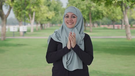 Glückliche-Muslimische-Frau-Klatscht-Und-Schätzt-Im-Park